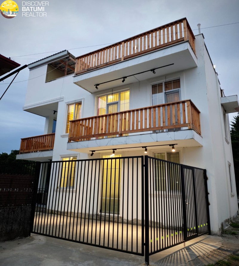 8-room private house for rent on Grigol Gurieli Street