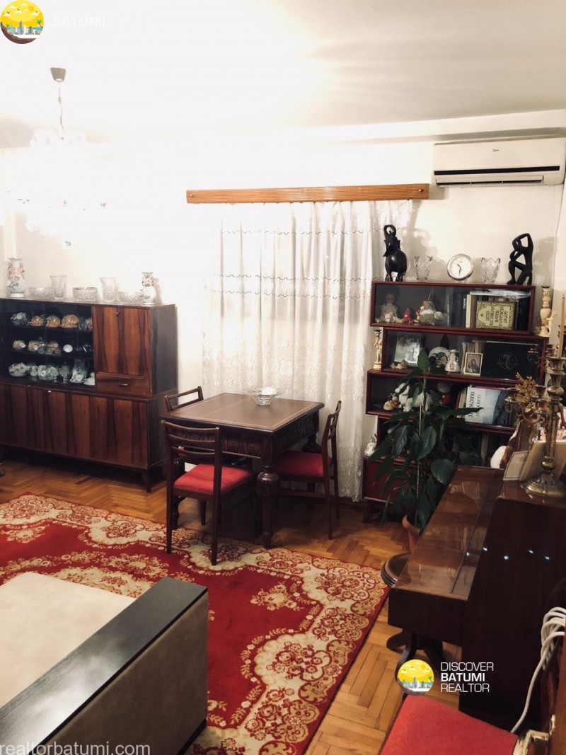 Flat for rent on Rustaveli street