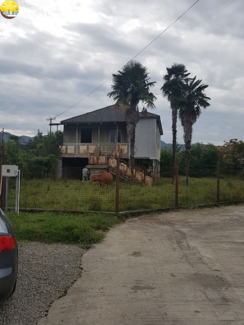 Продажа земли с домом в Чакви