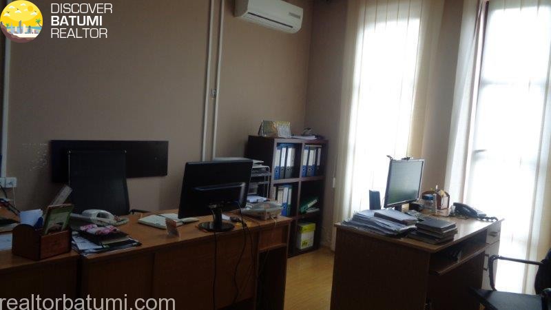 Продается коммерческое помещение в К. На улице Гамсахурдиа
