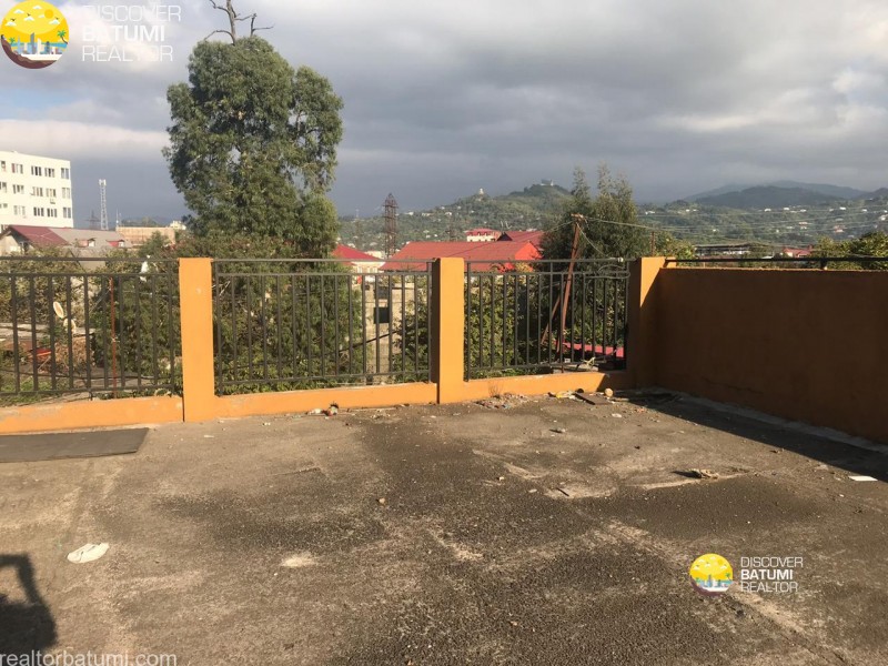 Продается черная рама на улице Леонидзе