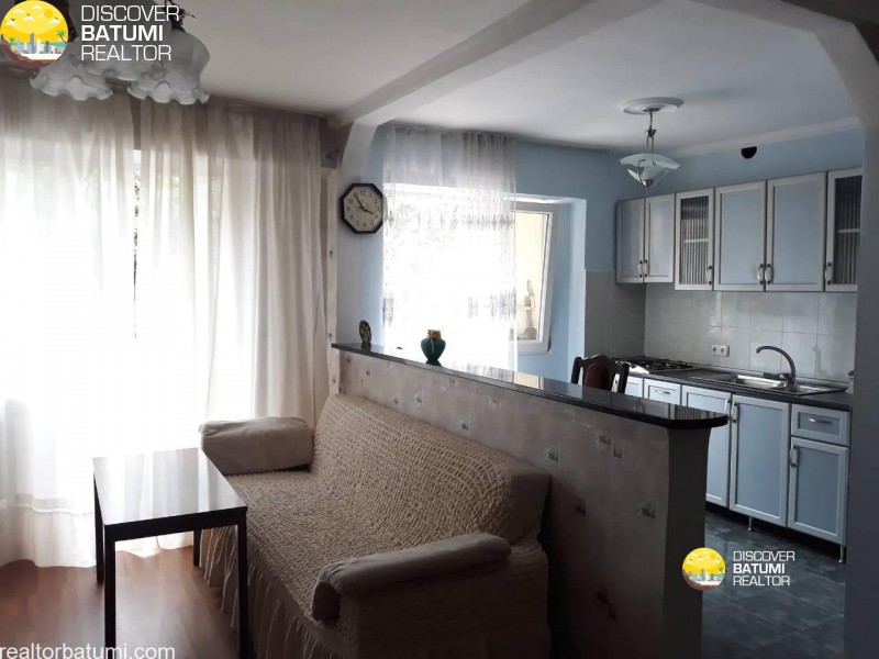 Квартира посуточно в К. На улице Гамсахурдиа