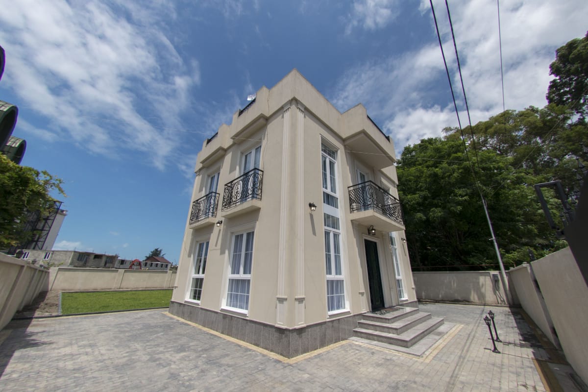 Продается дом на дороге к аэропорту